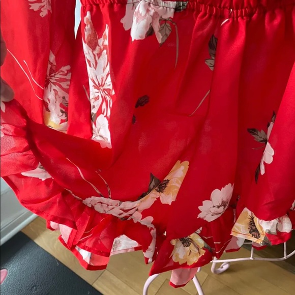 ✨ NWOT - THE PRETTIEST RED ROMPER ✨ - Picture 4 of 6